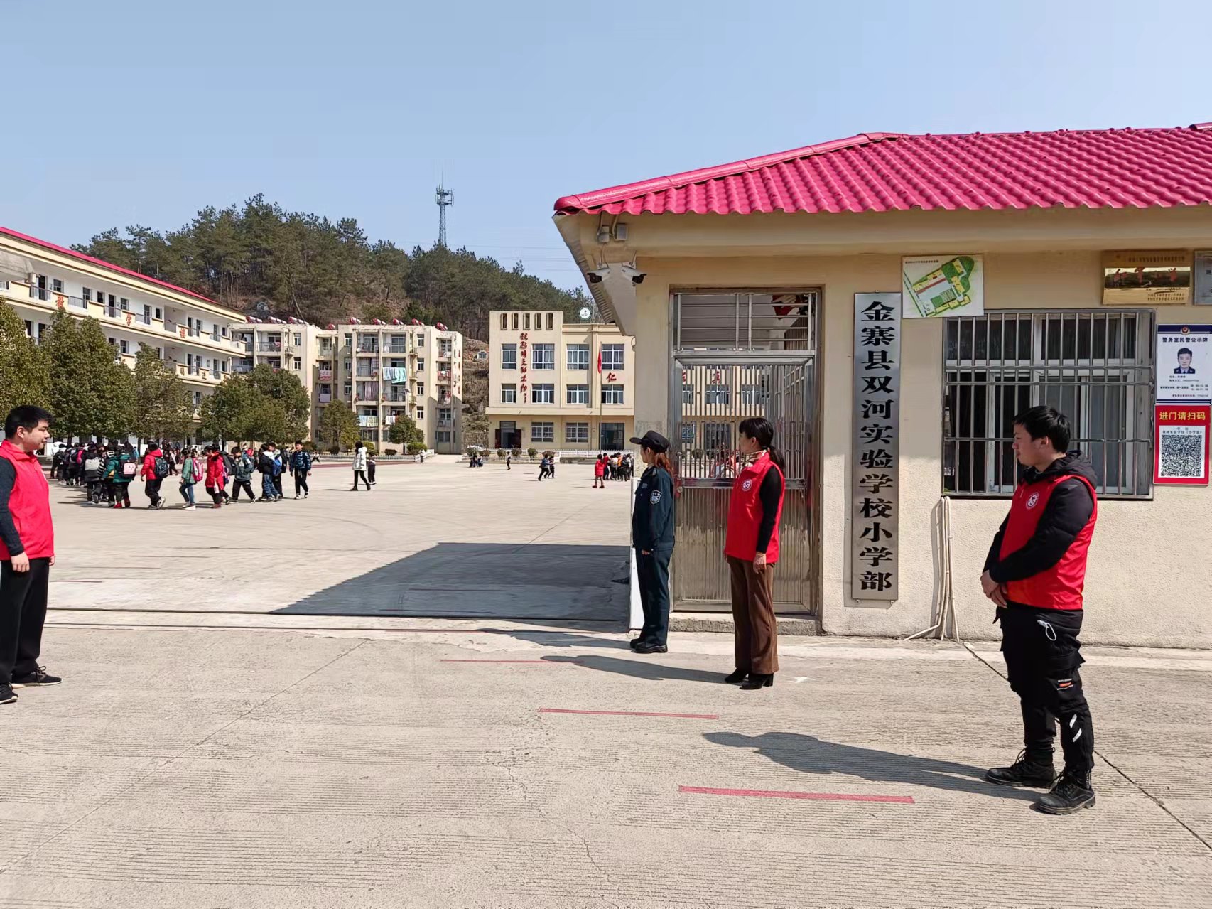 金寨县双河镇街道义警护学守平安活动